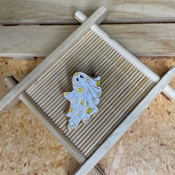 Ghost Pin - Picture 1 of 2